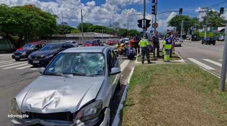 Colisão entre carro e moto em cruzamento da Estrada Velha no Jardim América