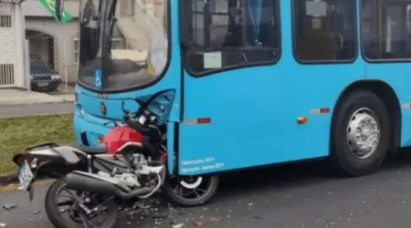 Colisão entre ônibus e moto deixa motociclista ferido na zona norte
