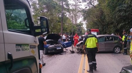 Colisão frontal com vítima presa às ferragens na Rio-Santos!