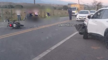 Colisão frontal entre carro e moto mata professora de 36 anos
