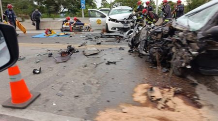 Colisão frontal entre carros deixa duas vítimas graves no Contorno Sul da Tamoios