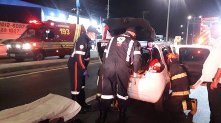 Colisão traseira na SP-55 deixa mulher presa nas ferragens em Caraguatatuba