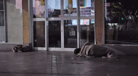 Com cachorro, homem em situação de rua intimida moradores e reacende debate sobre pedintes