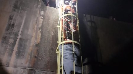 Corpo de Bombeiros realiza resgate de skatista após queda em poço de 15 metros em Paraibuna