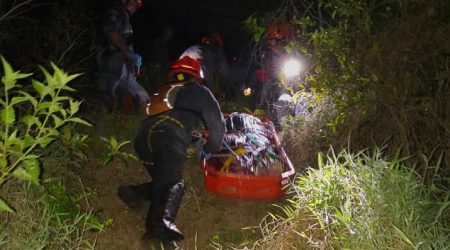 Corpo de Bombeiros resgata vítima em cachoeira de Ilhabela após queda de 6 metros