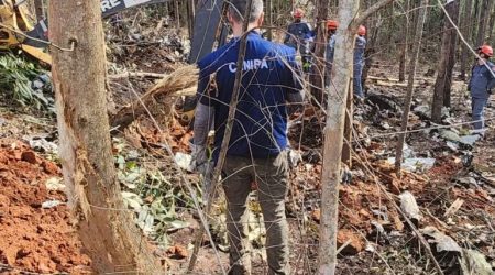 Corpos das 5 vítimas de queda de avião são levados do IML de SJC para SP