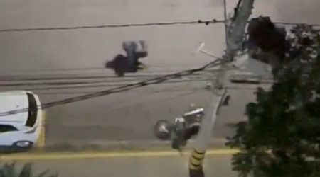 Criminoso tenta golpe do cartão no Jardim Aquarius, foge e deixa moto e máquina de cartão para trás. Polícia investiga o caso.