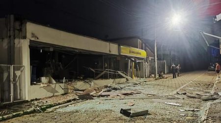 Criminosos explodem duas agências bancárias em Paraibuna em ataque noturno