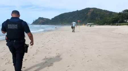 Mulher é multada em R$ 2 mil por levar cachorro de grande porte à Praia de Cambury, em São Sebastião