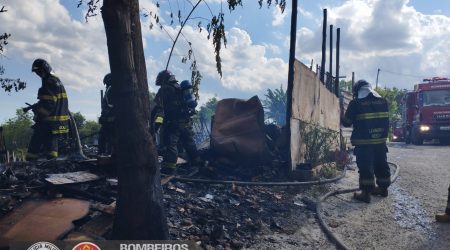 Deposito de reciclados pega fogo no bairro Chácaras Reunidas