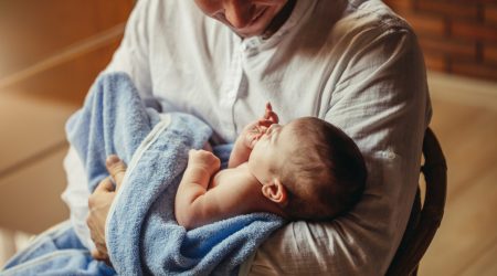 Projeto aprovado no Senado prevê ampliação gradual da licença-paternidade para até 20 dias