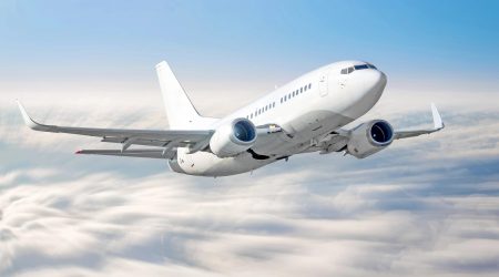 São José dos Campos sediará 1° Simpósio SP que discutirá desafios da formação aeronáutica e busca soluções para fortalecer o setor  A formação aeronáutica no Brasil estará no centro das discussões do 1° Simpósio SP, evento gratuito que reúne especialistas, entidades e representantes do setor para debater desafios urgentes da aviação. A iniciativa busca analisar gargalos, apresentar diagnósticos e propor caminhos para fortalecer a preparação de pilotos e mecânicos no país.  O 1° Simpósio SP – Desafios da formação aeronáutica no Brasil será realizado na APVE, em São José dos Campos, na próxima quarta-feira (26), a partir das 8h. A programação é gratuita, aberta à comunidade aeronáutica. As inscrições estão disponíveis on-line.  Segundo o Grupo de Aviação Regional do INVOZ entrevistas com setores e autoridades da aviação revelaram deficiências estruturais na aviação regional, incluindo queda na oferta de rotas e diminuição da mão de obra especializada.  O impacto do fechamento de aeroclubes  Um dos principais pontos de debate envolve a redução dos aeroclubes, considerados pilares históricos da formação aeronáutica no Brasil. Sem incentivos e enfrentando custos elevados, muitos fecharam as portas, reduzindo drasticamente a formação de pilotos e mecânicos de manutenção.  Eduardo Souza Coelho, conselheiro do INVOZ e diretor da ESCAERO, explica que essa queda gera consequências diretas para o setor. Com menos profissionais formados, empresas aéreas têm buscado pilotos oriundos das forças armadas, que demandam investimento público muito superior ao custo tradicional de formação oferecido pelos aeroclubes.  O Simpósio reunirá aeroclubes, CIACs, OMAs, MROs, ANAC e escolas técnicas, todos elos cruciais na formação aeronáutica. O objetivo é envolver a comunidade e gestores públicos na criação de medidas capazes de incentivar o ensino do setor e impulsionar a geração de empregos.  Entre os palestrantes confirmados estão representantes da ABAG, do Ministério de Portos e Aeroportos, do ITA e da ANAC, responsáveis por áreas técnicas, planejamento, fomento e regulamentação. O evento pretende dar visibilidade aos desafios e colaborar para a construção de políticas viáveis para o fortalecimento da aviação. 