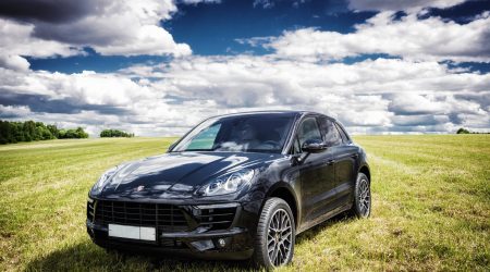 Motorista em carro de luxo é preso por desobediência e direção perigosa