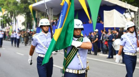 Desfile cívico militar reúne 30 mil em São José, segundo prefeitura