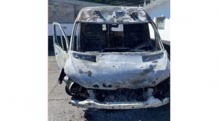 Ambulância da concessionária CCR foi furtada na base da Dutra em Roseira e encontrada incendiada em Pindamonhangaba.