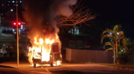 Dois incêndios em veículos mobilizam bombeiros em São José