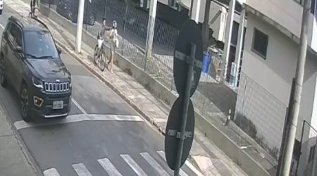 Momento em que menor de idade de bicicleta toma o celular da mão de menina às 10h52 desta quinta (5) no Jardim Aquarius