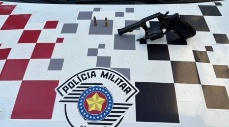 Dupla armada é presa após roubar pedestre na Praia Grande, em Ubatuba