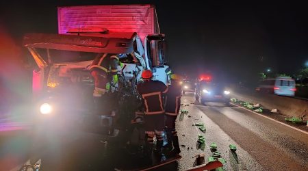 Engavetamento entre caminhões deixa um morto e dois feridos na Dutra, em SJC