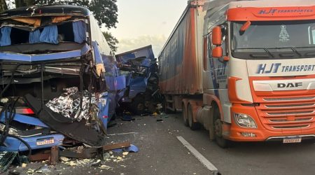 Engavetamento na Via Dutra deixa um morto e 37 feridos após colisão entre seis veículos em Taubaté