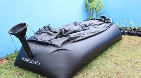 Equipamento transforma resíduos orgânicos em biogás e fertilizante, unindo educação e sustentabilidade.