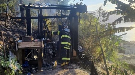 Explosão de celular durante carregamento provoca incêndio em Ilhabela
