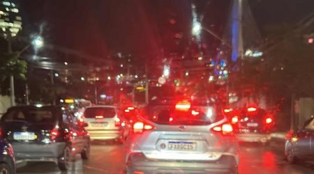 Falta de sincronismo em semáforo sob a ponte estaiada provoca congestionamento