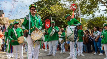 Festa do Divino Espírito Santo de São Luiz do Paraitinga reúne grupos de cultura popular e promove oficinas