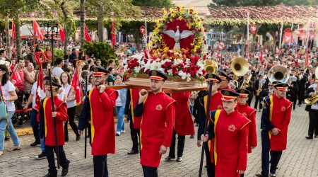 Festa do Divino em São Luiz do Paraitinga dá início à programação de fé e cultura popular com grupos tradicionais