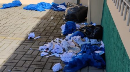 Fezes, sujeira e furtos; grupo de mendigos impede funcionamento de clínica