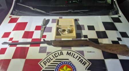 Filho agride pai, ameaça irmão e acaba preso, com espingarda, pela PM