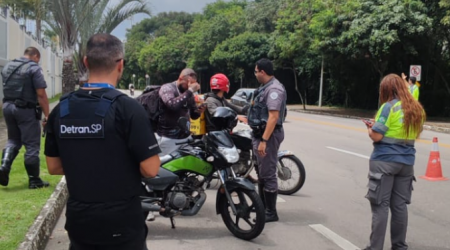 Fiscalização do Detran em São José aborda 80 motos na zona sul