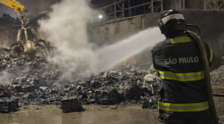 Fogo atinge depósito de recicláveis em Caçapava e exige reforço dos Bombeiros