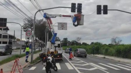 Furto de fiação apaga semáforos na Linha Verde em São José