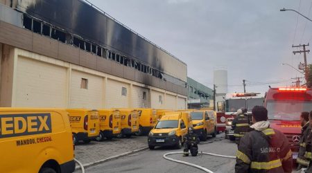 Galpão dos Correios pega fogo em condomínio empresarial na zona sul de São José dos Campos