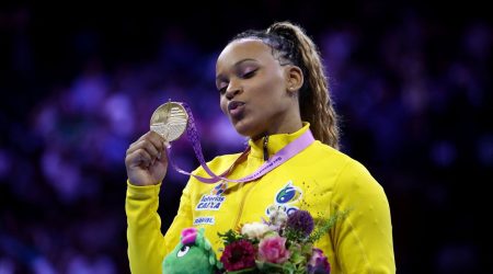 Ginasta Rebeca Andrade é bicampeã mundial do salto na Bélgica