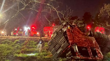 Grave acidente com caminhão na Dutra deixa motorista preso nas ferragens em Jacareí