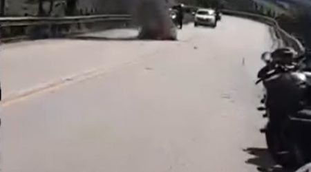 Grave acidente envolvendo duas motos interdita SP-50 em Santo Antônio do Pinhal