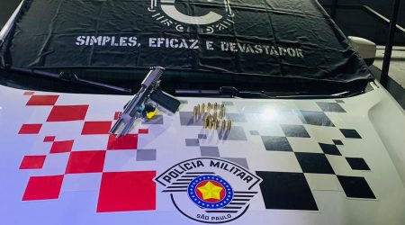 Homem alcoolizado é preso com pistola no centro de São José