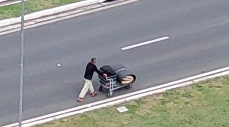 Homem arrisca vida ao empurrar carrinho na contramão da ponte estaiada