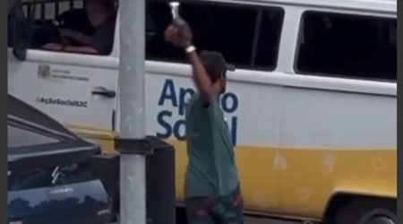 Homem atira pedra em Kombi do apoio social da Prefeitura