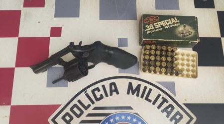 Homem de 60 anos é preso por porte de arma e ameaça contra menina de 15