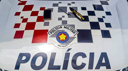 Homem é preso após arrombar carro e furtar celular na Vila Adyana