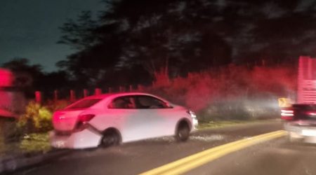 Homem fica ferido em acidente com dois carros na SP-50, em São José dos Campos