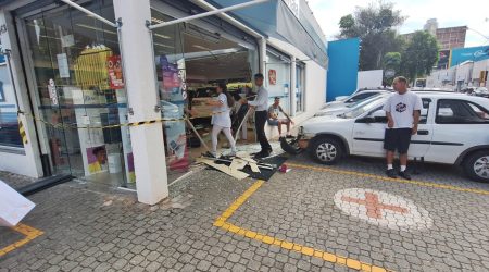 Idoso passa mal e invade farmácia com o carro no centro de São José dos Campos