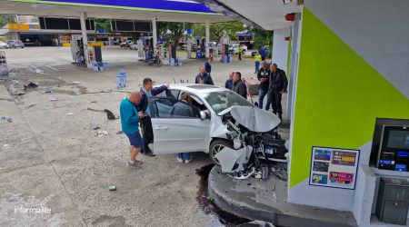 Idoso perde controle e destrói estrutura de posto de gasolina em SJCampos