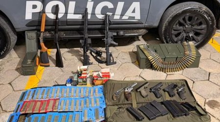 Imagem de armas e munições apreendidas durante operação do BAEP em pousada no bairro Martins de Sá, em Caraguatatuba.