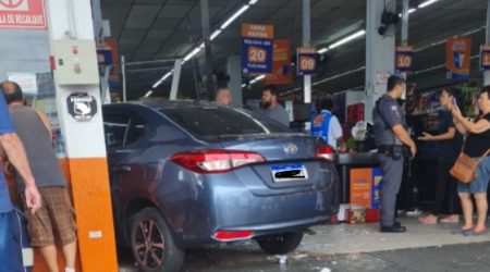 Carro invade supermercado e fere três pessoas em São José