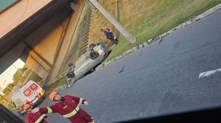 Carro capota na marginal da Via Dutra próximo ao Vista Verde em São José dos Campos