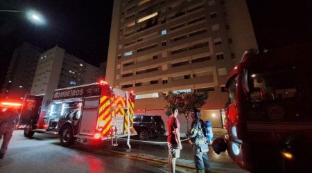 Incêndio apartamento Urbanova atingiu imóvel no 7º andar e mobilizou bombeiros; prédio foi evacuado e ninguém ficou ferido.